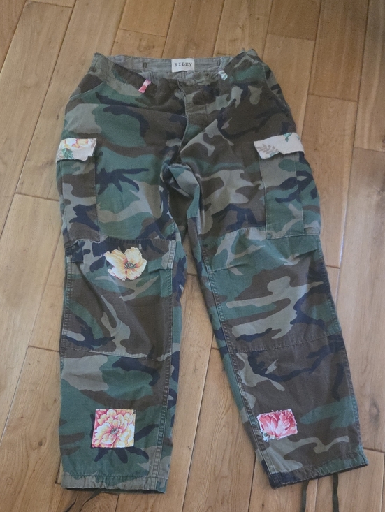 Free People Pants - Riley Camo Cargo Pants with Floral Patch Accents - Green .. So 🔥